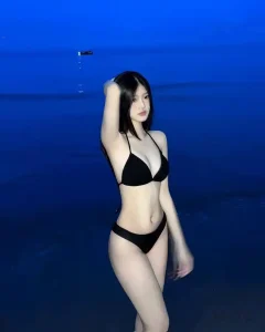 gái xinh bikini